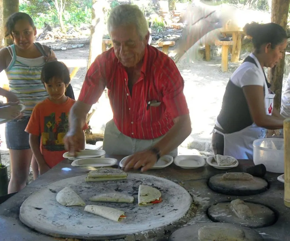 Rodrigo, su papá y su hermana al inicio del proyecto, con Blanca, la cocinera que también inició el rancho