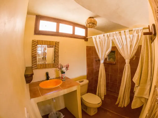 Baño de cabaña con lavabo de talavera naranja