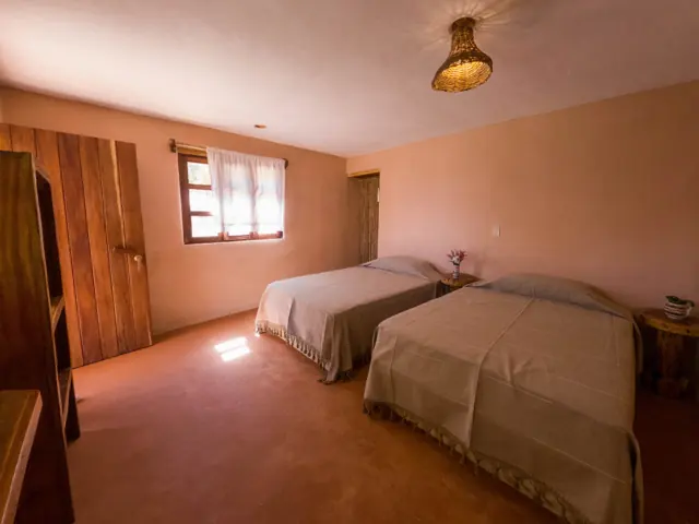 Cuarto de cabaña con dos camas
