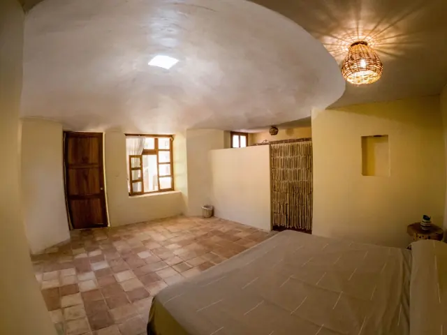 Cuarto con techo en forma de domo y piso de barro
