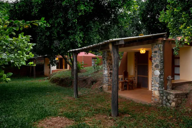 Cabañas de piedra y adobe con las luces encendidas