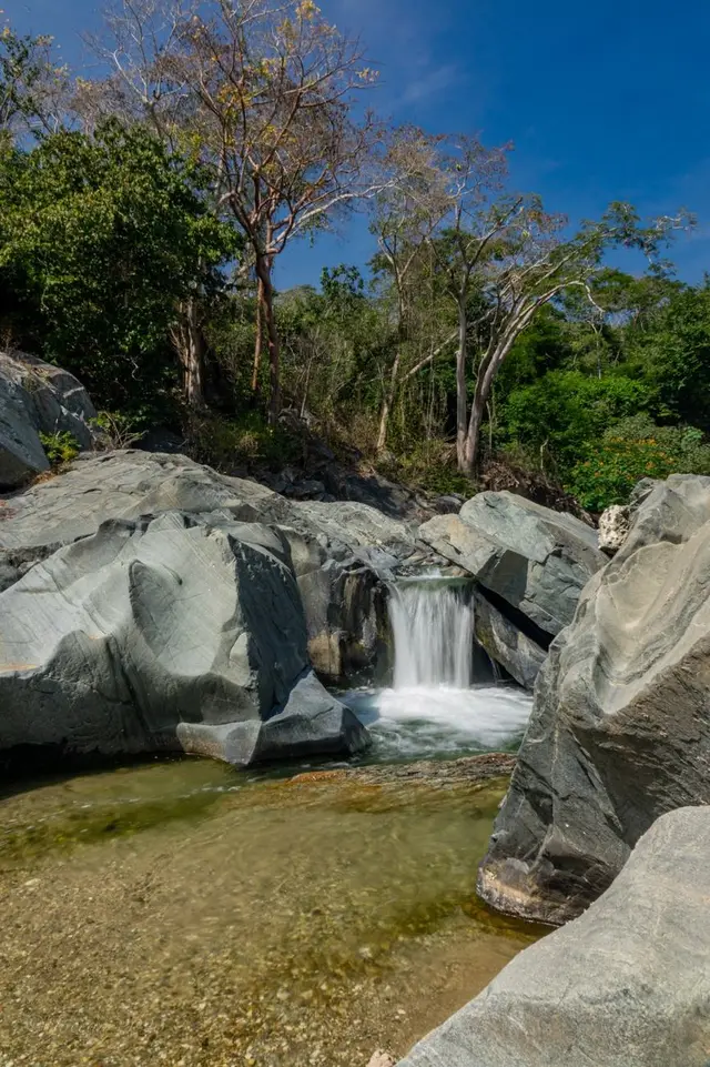 Cascada entre rocas