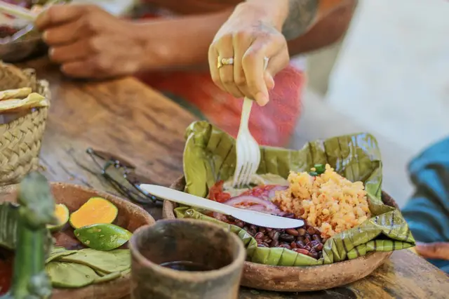 Comida servida en hoja de plátano