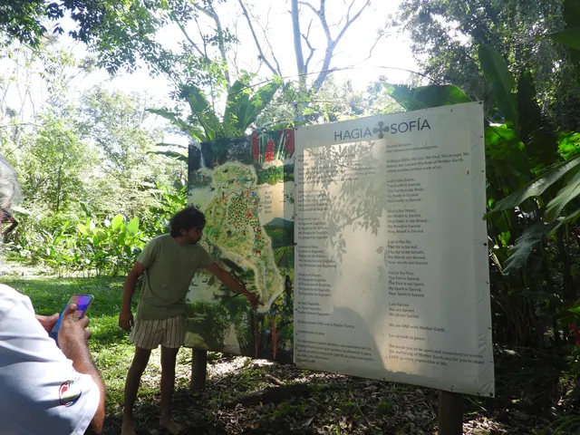 Rodrigo explicando el mapa del rancho a los visitantes