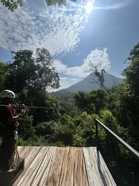 Plataforma de la tirolesa 5 con el cerro al fondo